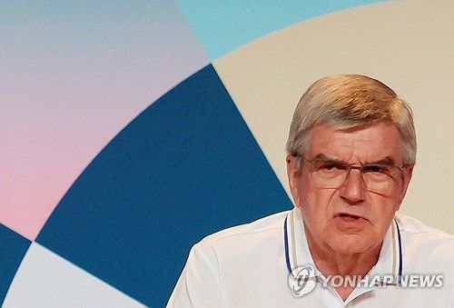 기자회견에서 질문받는 토마스 바흐 위원장