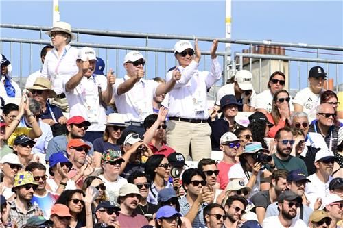 관중석에서 응원하는 정의선 회장