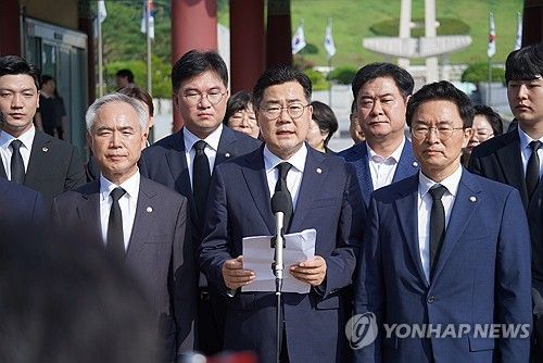 발언하는 박찬대 대표 직무대행