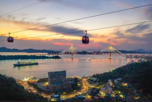 석양에 물든 케이블카 