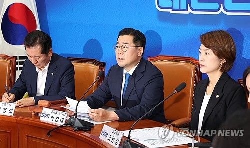 발언하는 박찬대 당 대표 직무대행