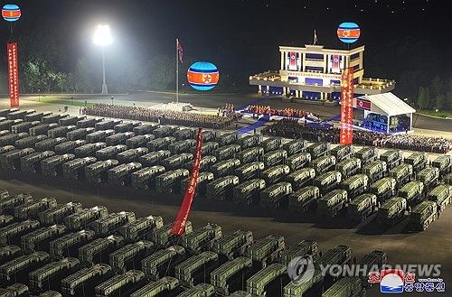 김정은, 신형 전술탄도미사일발사대 인계인수 기념식 참석