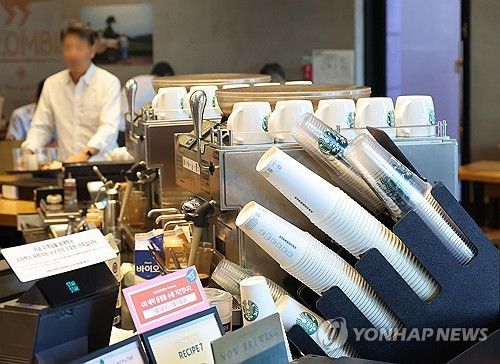 서울의 한 프랜차이즈 카페에 일회용 컵이 쌓여 있다. [연합뉴스 자료사진]