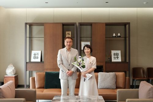 이영열 아워홈 부회장(왼쪽)과 반효진 선수 모친 이정선 씨 [아워홈 제공. 재판매 및 DB 금지]