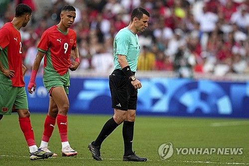 선수와 충돌 뒤 경기장 밖으로 나가는 탄타셰프 주심(오른쪽)