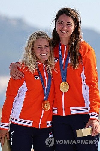 네덜란드 판안홀트(왼쪽)와 두츠. 