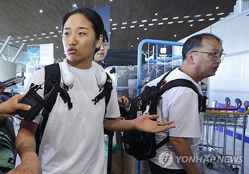 안세영과 김학균 감독 어색한 귀국