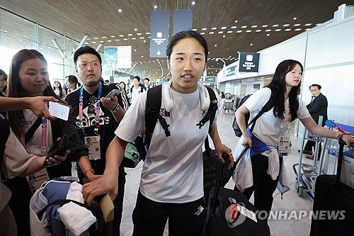 취재진 질문 받으며 귀국길 오른 안세영