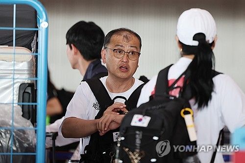 귀국 수속하는 김학균 배드민턴팀 감독