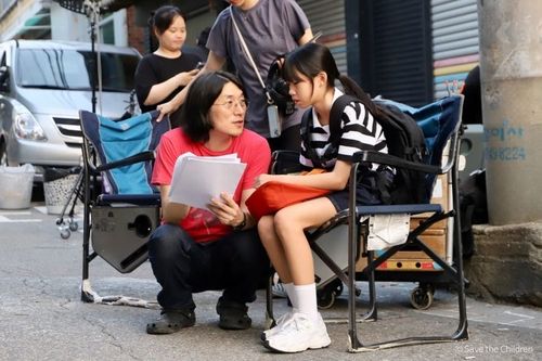 영화 '이세계소년' 촬영중인 김성호 감독(왼쪽)과 배우 이다혜