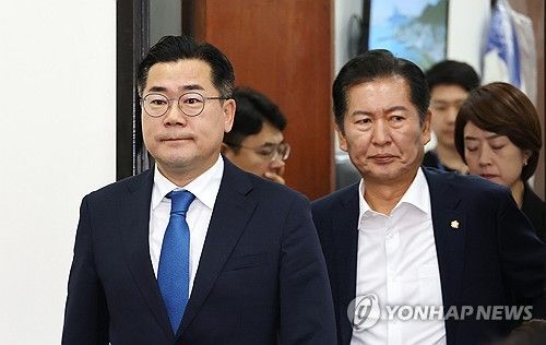 최고위원회의 입장하는 박찬대 당 대표 직무대행