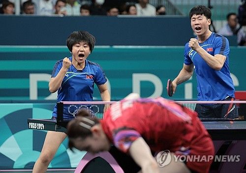 득점에 환호하는 북한 리정식-김금용