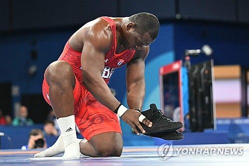 매트에 신발을 놓는 올림픽 최초 5연패 레슬링 선수 로페스