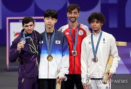 기념촬영하는 ‘금메달’ 박태준