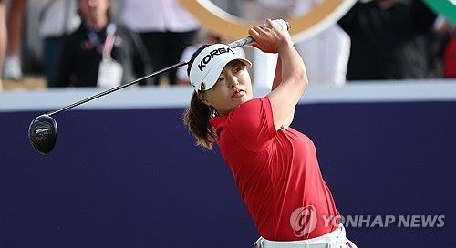 1번 홀 티샷하는 고진영