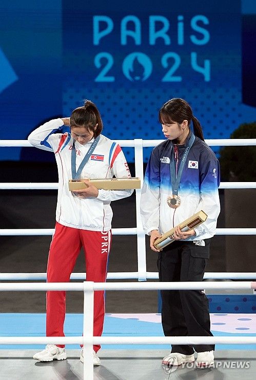 나란히 시상대에 서는 한국 임애지와 북한 방철미