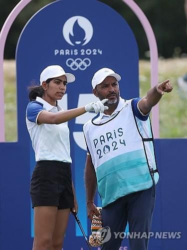 코스 공략을 의논하는 다가르와 캐디로 나선 아버지 나렌데르. 