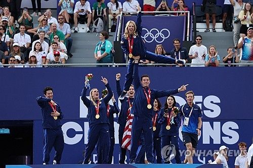 금메달 걸고 세리머니 펼치는 미국 피겨스케이팅 선수단