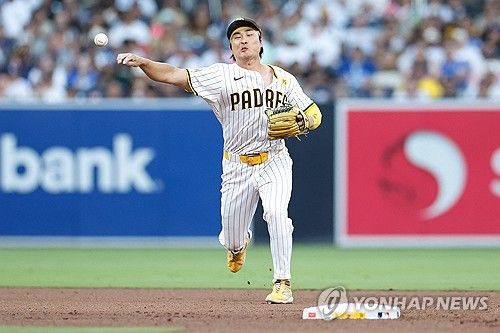 수비하는 김하성