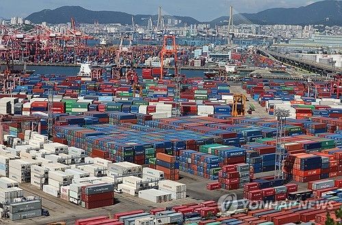 부산항 신선대와 감만부두에서 컨테이너 하역작업 하는 모습