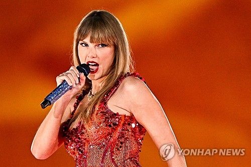 미국 팝스타 테일러 스위프트가 지난 5월 프랑스에서 공연하는 모습. [AFP 연합뉴스 자료사진. 재판매 및 DB 금지]