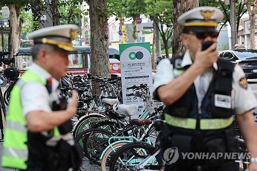 '따릉이 폭주족' 관련 단속하는 경찰들