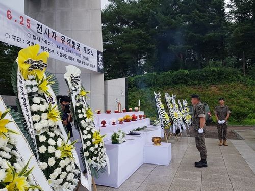 호국영령에 대해 경례하는 하헌철 사단장