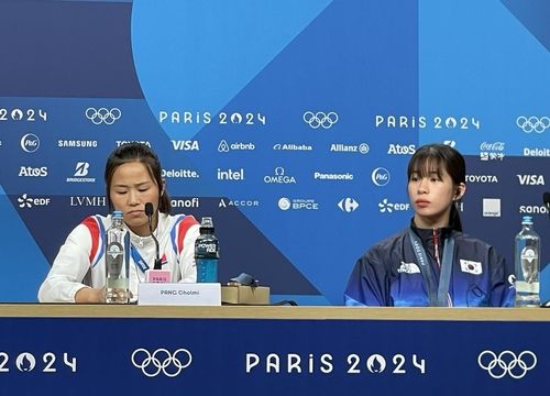 여자 복싱 동메달을 딴 임애지(오른쪽)와 북한 방철미