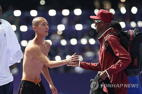 바르심과 인사하는 우상혁