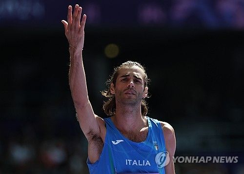 지휘자처럼 팬들 호응 유도하는 탬베리