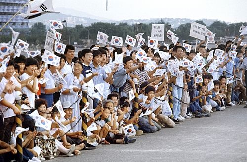 한국 올림픽 사상 처음으로 10위를 달성한 LA 올림픽 한국선수단 환영 카퍼레이드에 나온 시민들. 1984년 [연합뉴스 자료사진]