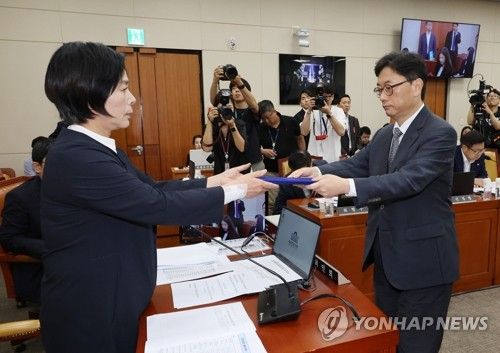 선서문 제출하는 조성은 방송통신위원회 사무처장