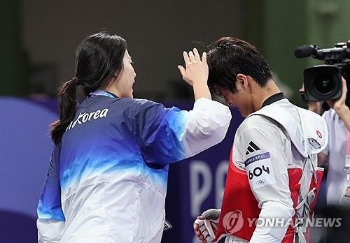 안도하는 서건우-오혜리 코치