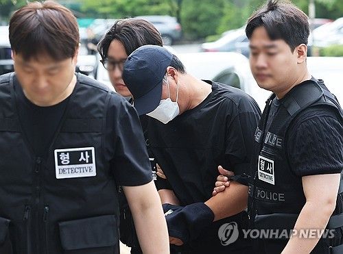 영장실질심사 출석하는 16년 전 시흥 슈퍼마켓 살인사건 용의자