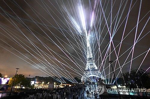 2024 파리 올림픽 개회 축하하는 성대한 레이저쇼