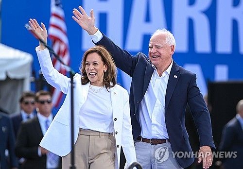 유세장서 손 흔드는 해리스 부통령과 팀 월즈 민주당 부통령 후보 