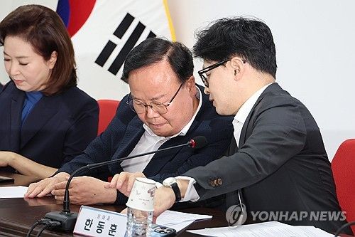 김재원 최고위원과 대화하는 한동훈 대표