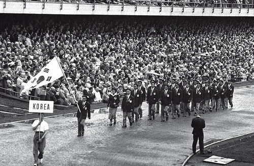 런던올림픽 개막식에서 태극기를 앞세우고 입장하는 한국 선수단. 1948년 [국가기록원 제공]