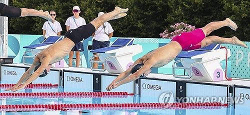 나란히 입수하는 전웅태와 서창완