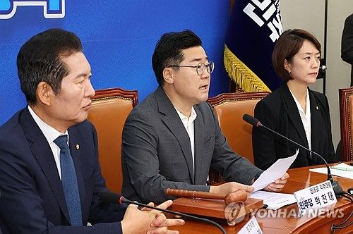 최고위원회의에서 발언하는 박찬대 당대표 직무대행 겸 원내대표
