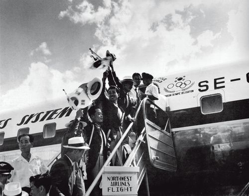 제17회 로마올림픽에 출전하기 위해 비행기에 오르는 한국 선수단. 1960년 [연합뉴스 자료사진]