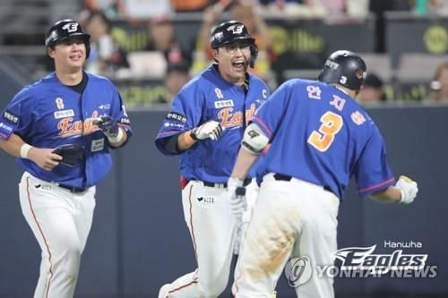 홈런 친 뒤 기뻐하는 채은성(2024.7.31)