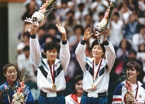 서울올림픽 탁구 여자 복식에서 금메달을 딴 양영자(오른쪽), 현정화. 맨 왼쪽은 은메달 중국의 자오즈민. 1988년 [연합뉴스 자료사진]