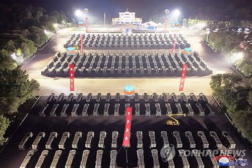 김정은, 신형 전술탄도미사일발사대 인계인수 기념식 참석