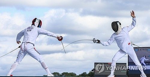 하늘 아래 검투 벌이는 전웅태