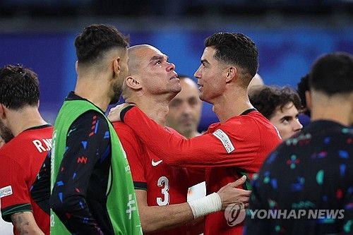 유로 2024에서 페페와 포옹하는 크리스티아누 호날두