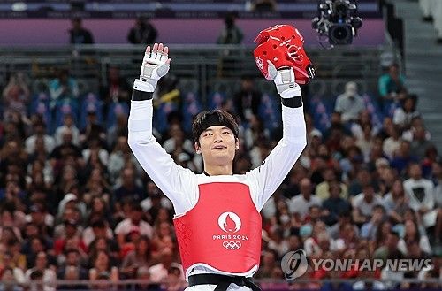 관중들 향해 인사하는 서건우