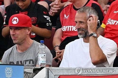 머쓱한 로제 감독