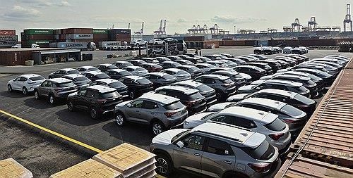 인천항 야적장에서 수출 대기 중인 자동차