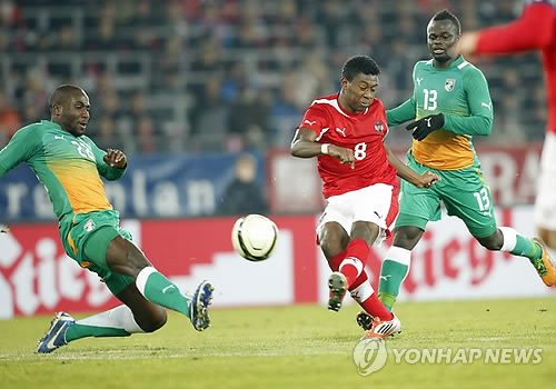 솔 밤바(왼쪽)의 경기 장면